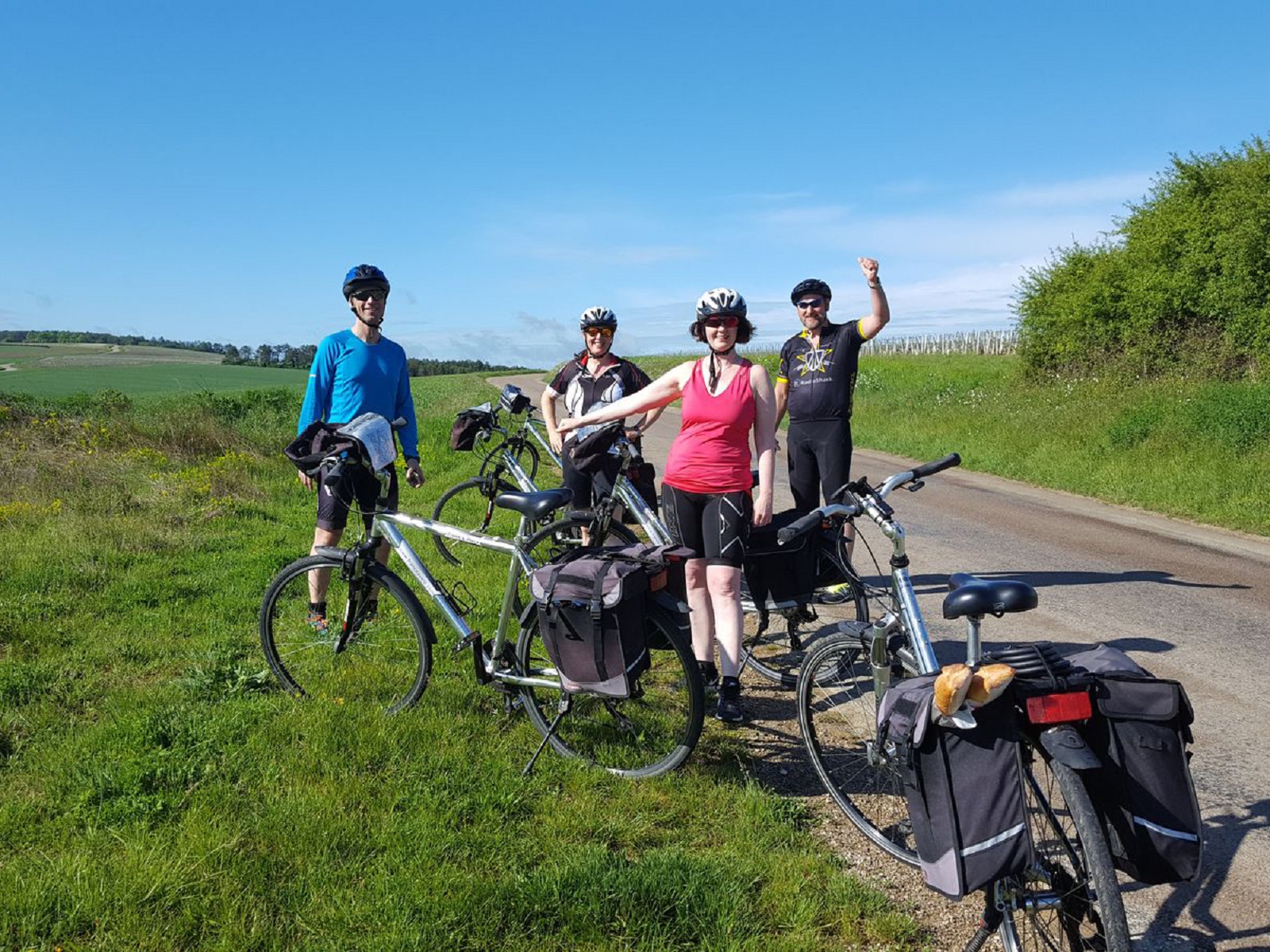 Cyclistes dans les vignes auxerrois